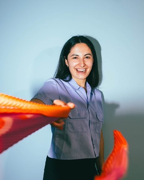 Jonge werkende met telefoon